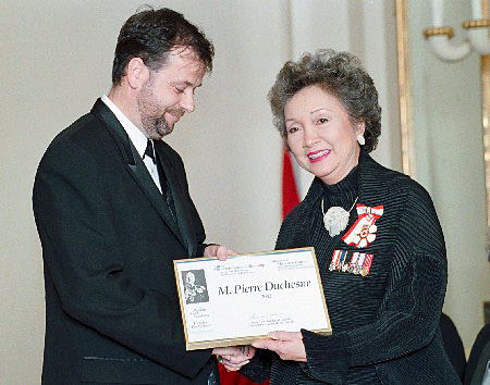 Pierre Duchesne, journaliste &agrave; Radio-Canada, accepte la Bourse Michener-Deacon 2002 des mains de Son Excellence Adrienne Clarkson, Gouverneure g&eacute;n&eacute;rale du Canada.