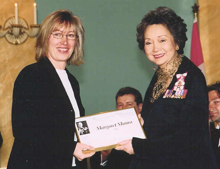 Her Excellency Adrienne Clarkson, presents the 2002 Michener-Deacon Fellowship to Margaret Munro, a science writer with the National Post.
