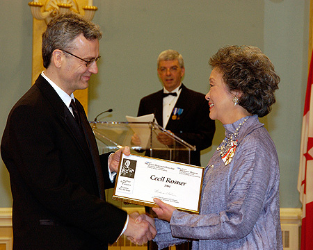 Her Excellency Adrienne Clarkson, presents the 2004 Michener-Deacon Fellowship to Cecil Rosner, bureau chief for CBC English Television News in Manitoba.
