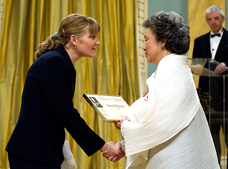Her Excellency Adrienne Clarkson presents the 2005 Michener-Deacon Fellowship to Jenny Manzer, a freelance journalist from Victoria, British Columbia.