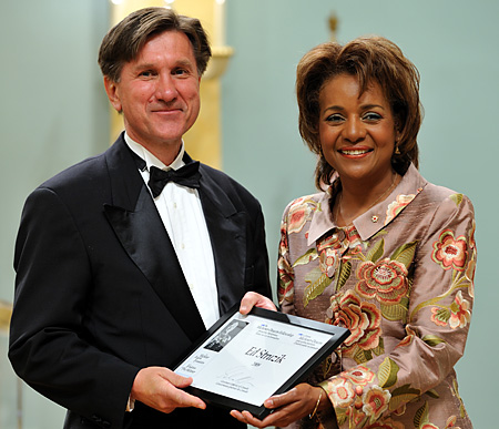Ed Struzik accepts the 2009 Michener-Deacon Fellowship from Her Excellency Micha&euml;lle Jean, Governor General of Canada. 