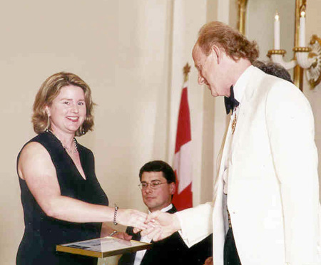 His Excellency John Ralston 
              Saul, presents the 2001 Michener-Deacon Fellowship to Martine Turenne, a reporter with L'actualit� 
              magazine.