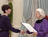 Lorraine Locherty accepte la Mention d'honneur des mains de Son Excellence Jeanne Sauv&eacute;.