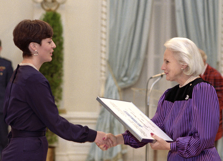 Lorraine Locherty accepts Merit Citation from Governor General Jeanne Sauv&eacute;.