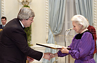 Al Mackay accepts Honourable Mention award from Governor General Jeanne Sauv&eacute;.