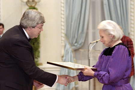 Al Mackay accepts Honourable Mention award from Governor General Jeanne Sauv&eacute;.