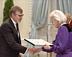 Scott Macrae receives Citation from Governor General Jeanne Sauv&eacute;.