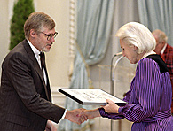 Scott Macrae accepte la Mention d'honneur des mains de Son Excellence Jeanne Sauv&eacute;.