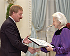 Bruce Penton receives Citation from Governor General Jeanne Sauv&eacute;.