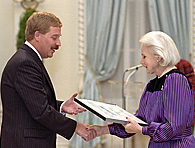 Bruce Penton accepte la Mention d'honneur des mains de Son Excellence Jeanne Sauv&eacute;.