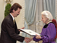 Gerry Proctor accepte la Mention d'honneur des mains de Son Excellence Jeanne Sauv&eacute;.