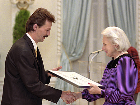Gerry Proctor accepts Citation of Merit from Governor General Jeanne Sauv&eacute;.
