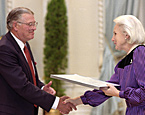 Arthur Wood receives award from Governor General Jeanne Sauv&eacute;.
