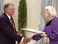 Arthur Wood accepte la Mention d'honneur des mains de Son Excellence Jeanne Sauv&eacute;.
