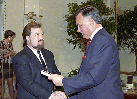 George Gordon accepts Citation of Merit from Governor General Ray Hnatyshyn.