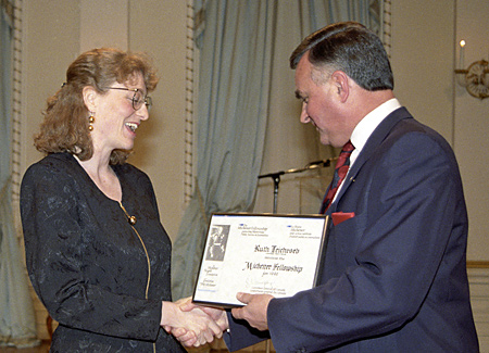 Ruth Teichroeb accepts Fellowship from Governor General Ray Hnatyshyn.