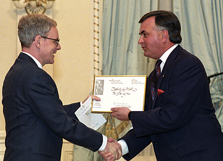William Thorsell receives Citation of Merit from Governor General Ray Hnatyshyn.