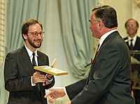 Fran�ois Brousseau re&ccedil;oit la bourse Michener-Deacon 1993 des mains du Gouverneur g&eacute;n&eacute;ral Ray Hnatyshyn.