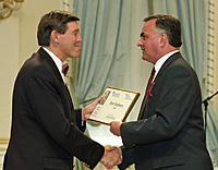 David Evans re&ccedil;oit la bourse Michener-Deacon 1993 des mains du Gouverneur g&eacute;n&eacute;ral Ray Hnatyshyn.