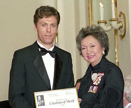 Reporter Robert Cribb accepts the 2001 Michener Citation of Merit from Governor General Adrienne Clarkson.