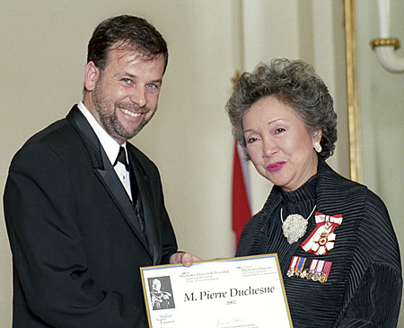Her Excellency Adrienne Clarkson, presents the 2002 Michener-Deacon Fellowship to Pierre Duchesne, a journalist with Radio-Canada.