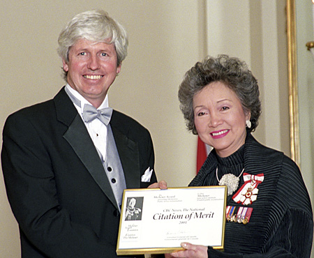 Reporter Terence McKenna accepts the 2001 Michener Citation of Merit from Governor General Adrienne Clarkson.
