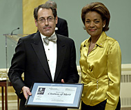 Giles Gherson, Toronto Star, receives Citation of Merit from Her Excellency Michaëlle Jean.
