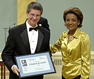 Philippe Cantin, La Presse, receives Citation of Merit from Her Excellency Michaëlle Jean.