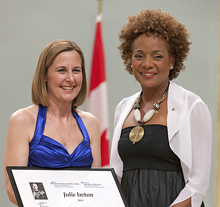 Julie Ireton accepts 2010 Michener-Deacon Fellowship from Governor General Micha&euml;lle Jean
