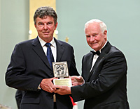 Les Leyne receives 2011 Michener Award from Governor General Johnston.