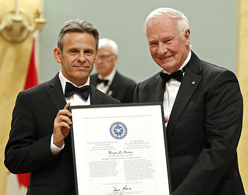Photojournalist Roger LeMoyne accepts 2013 Michener-Deacon Fellowship from Governor General David Johnston.