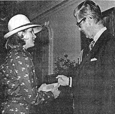 Donna Gabeline, journaliste &agrave; The Montr&eacute;al Gazette, accepte le Prix Michener au nom de son journal des mains de Son Excellence le Tr&egrave;s Honorable Jules L&eacute;ger, Gouverneur g&eacute;n&eacute;ral du Canada.