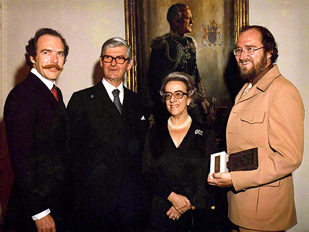 De gauche &agrave; droite, Dick Wallace, photographe au London Free Press, le Gouverneur G&eacute;n&eacute;ral Jules L&eacute;ger et madame L&eacute;ger, ainsi que George Hutchison, journaliste au London Free Press, qui tient le troph&eacute;e Michener.