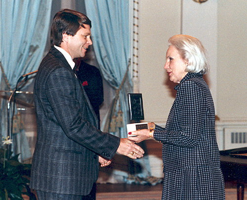 Geoffrey Stevens, managing editor of the Globe and Mail accepts the 1986 Michener Award from her Excellency Jeanne Sauv&eacute;, Governor General of Canada.