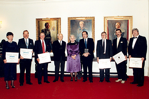 De gauche &agrave; droite; Lorraine Locherty, le Calgary Herald; Bruce Penton, &eacute;diteur, le World-Spectator, Moosomin, Saskatchewan; Arthur Wood, &eacute;diteur, le Winnipeg Free Press; l'ex-Gouverneur g&eacute;n&eacute;ral Roland Michener; la Gouverneure g&eacute;n&eacute;rale Jeanne Sauv&eacute;; Paul Palango, reporter, le Globe and Mail; Scott Macrae, r&eacute;dacteur, le Vancouver Sun; Gerry Proctor, r&eacute;dacteur en chef, Rock 103 (CJMO-FM) Moncton; Al MacKay, vice-pr&eacute;sident de CJOH-TV, Ottawa.