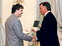 Reporter Tom Barrett, representing the Edmonton Journal, accepts the 1992 Michener Award for meritorious public service journalism from His Excellency, Raymon Hnatyshyn.