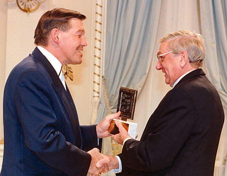 Publisher John Honderich, representing the Toronto Star, accepts the 1998 Michener Award from His Excellency, the Right Honourable Romeo LeBlanc, Governor General of Canada.