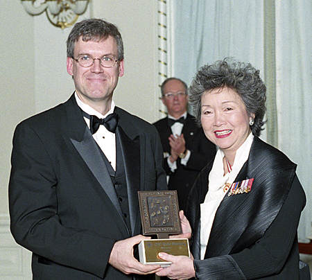 Her Excellency Adrienne Clarkson, Governor General of Canada, presents the 1999 Michener Award for Meritorious Public Service in Journalism to Curt Petrovich.