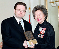 Son Excellence Adrienne Clarkson, Gouverneure g&eacute;n&eacute;rale du Canada, pr&eacute;sente le Prix Michener 2001 pour excellence en journalisme d'int&eacute;r&ecirc;t public &agrave; Kevin Crowley.