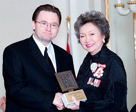 Son Excellence Adrienne Clarkson, Gouverneure g&eacute;n&eacute;rale du Canada, pr&eacute;sente le Prix Michener 2001 pour excellence en journalisme d&rsquo;int&eacute;r&ecirc;t public &agrave; Kevin Crowley, au nom du quotidien Kitchener-Waterloo Record.