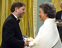 Edward Greenspon accepts 2004 Michener Award from Governor General Adrienne Clarkson.