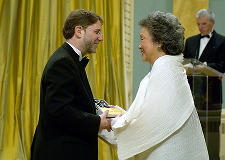 Her Excellency Adrienne Clarkson presents the 2004 Michener Award to Globe and Mail editor-in-chief Edward Greenspon. 