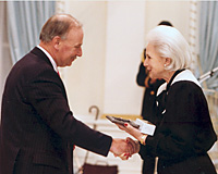 Nick Hills accepts Michener Award from Governor General Sauv&eacute;.