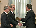 The Sault Star and Le Droit receive the 1990 Honourable Mention award from His Excellency Ray Hnatyshyn.