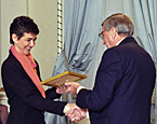 Michelle Metivier accepts Citation of Merit from Governor General Rom&eacute;o LeBlanc.