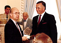 Paul-Andr&eacute; Comeau, editor-in-chief of  Le Devoir, accepts the 1989 Michener Award from His Excellency, Ramon Hnatyshyn. 